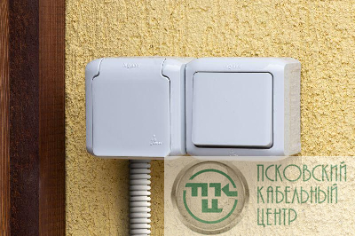 Блок ОП выключатель + розетка с заземл. защ. шторки IP44 Quteo сер. Leg 782348